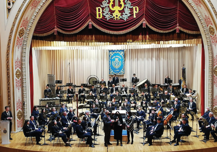 Acto de entrega del galardón a la Universitat por la Banda Primitiva de Llíria.